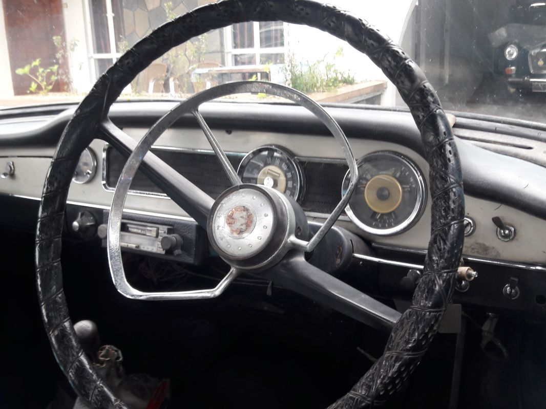 Morris Oxford . Original in Mauritius