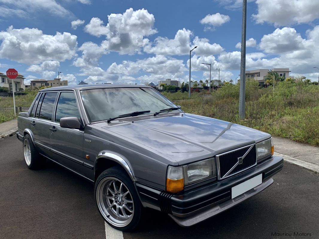 Volvo 740GLE in Mauritius