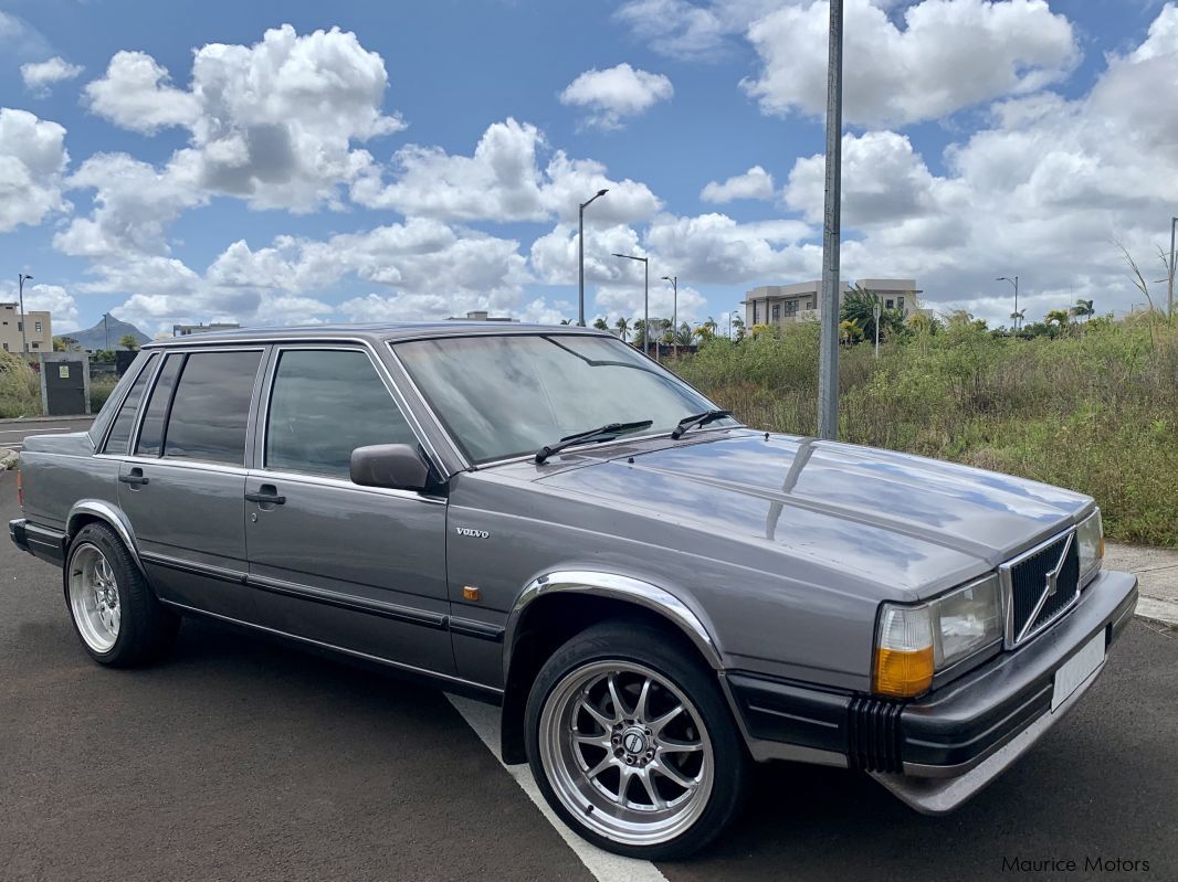 Volvo 740GLE in Mauritius