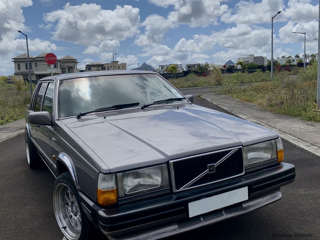 Volvo 740GLE in Mauritius