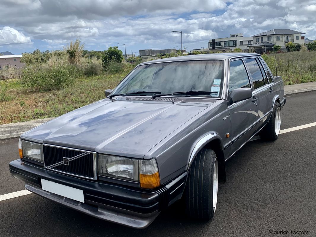 Volvo 740GLE in Mauritius