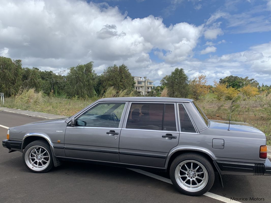 Volvo 740GLE in Mauritius