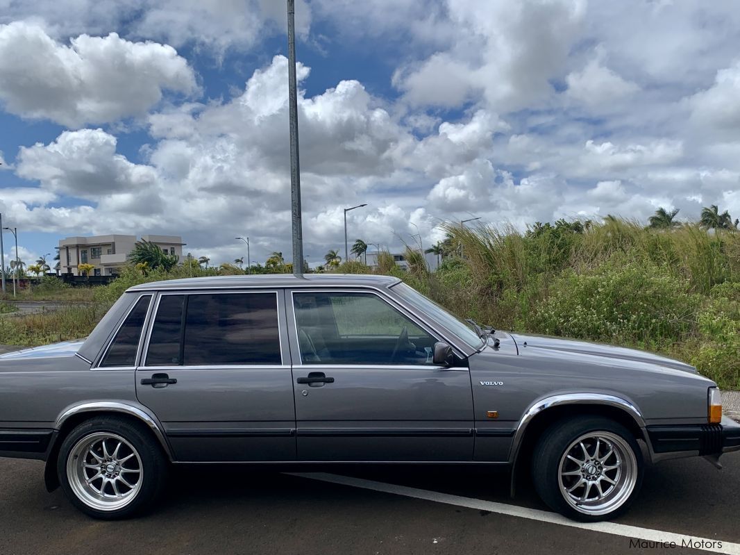 Volvo 740GLE in Mauritius