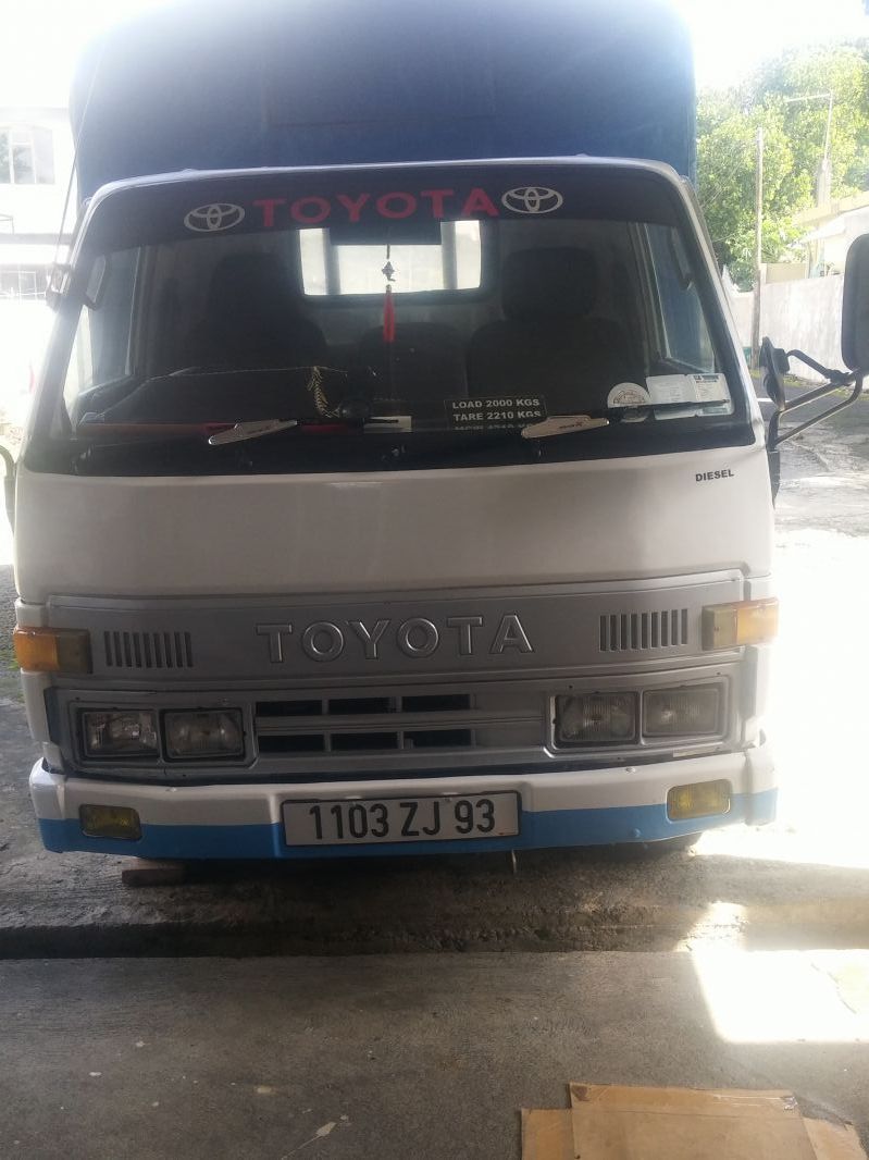 Чехлы toyota dyna