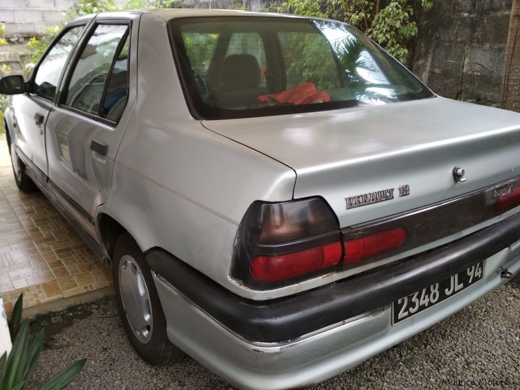 Renault 19 Saloon - Energy in Mauritius