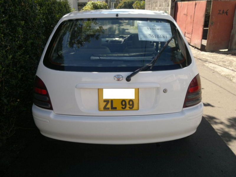 Toyota starlet reflet in Mauritius