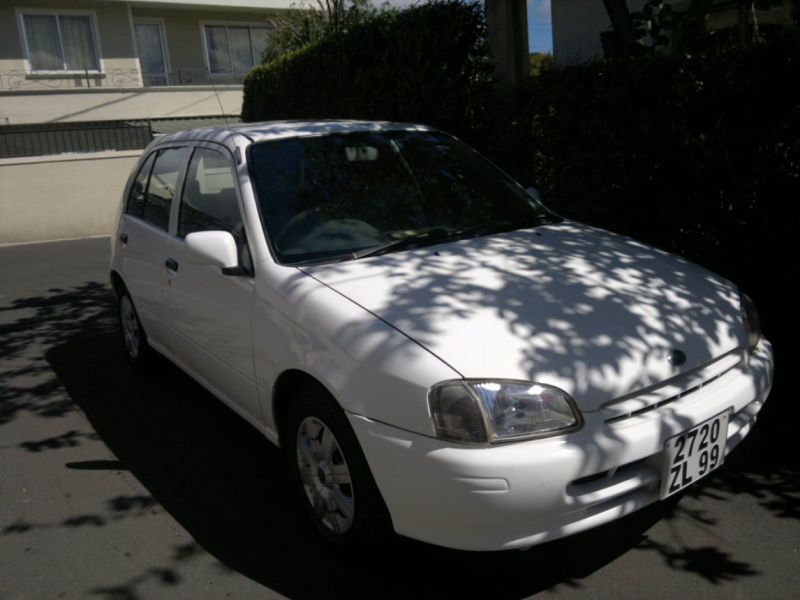 Toyota starlet reflet in Mauritius