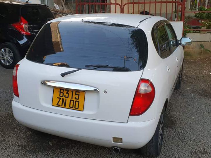 Toyota duet 2000