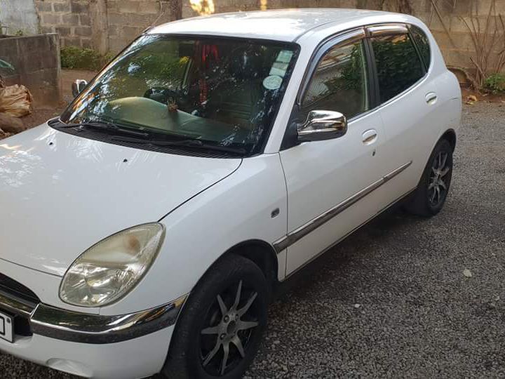 Toyota duet 2000