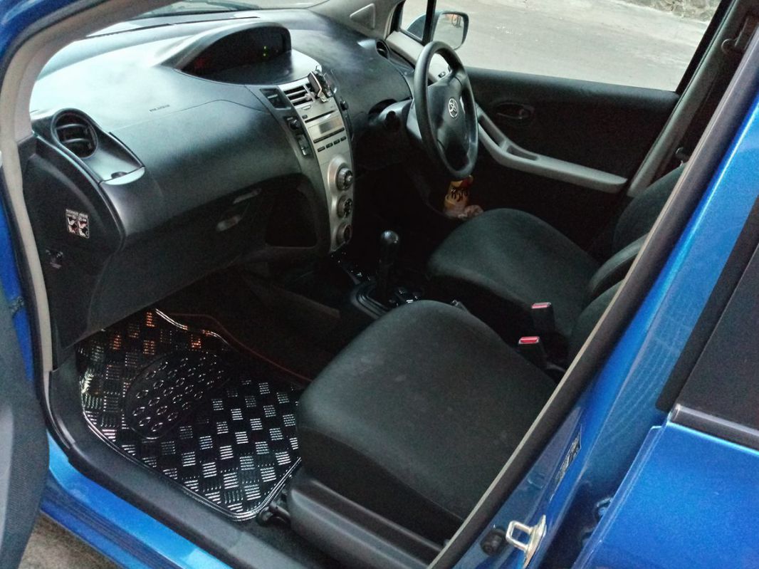 Toyota vitz салон
