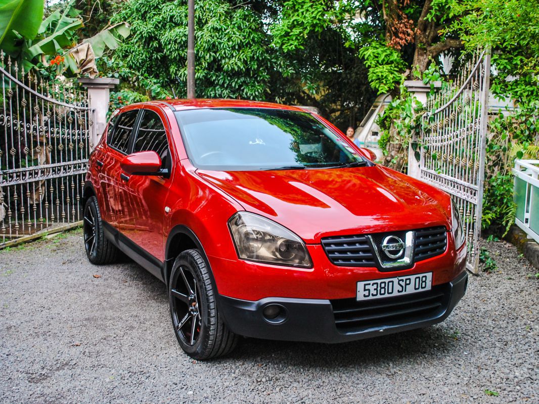 Nissan qashqai красный