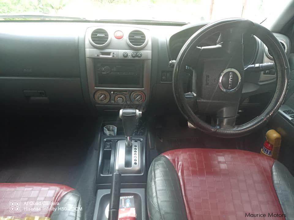 Isuzu KB300 AUTOMATIC GEAR 4X4 in Mauritius