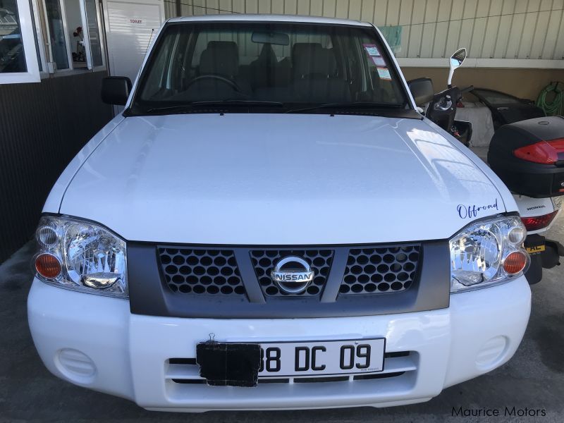 Nissan NAVARA- WHITE in Mauritius