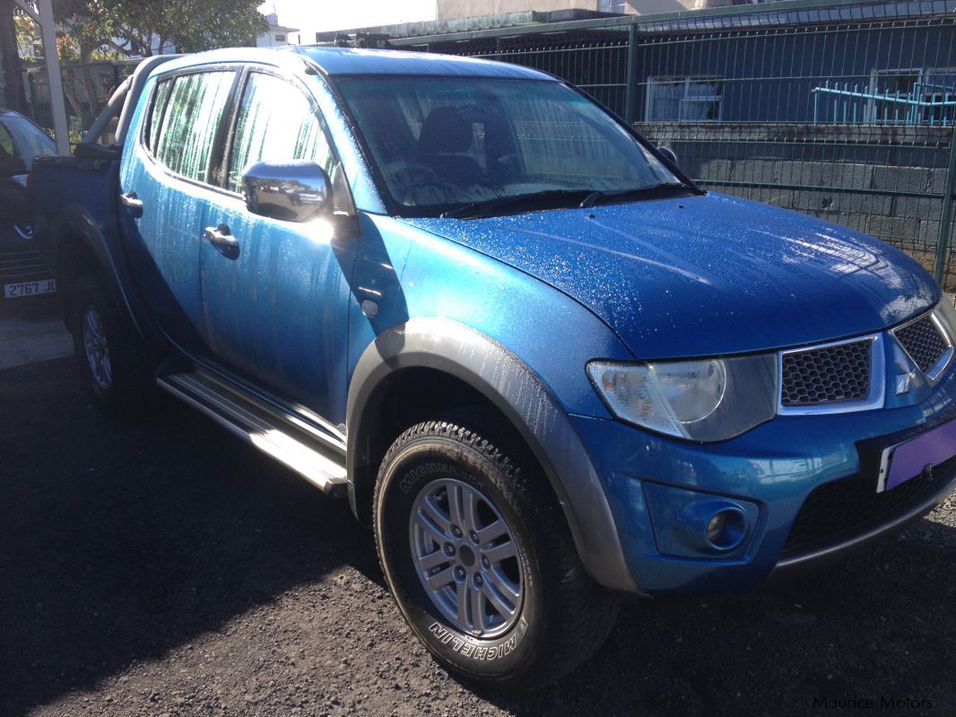 Mitsubishi SPORTERO - BLUE - 4X4 in Mauritius