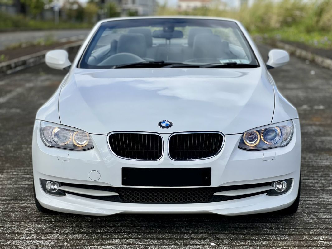 BMW E93 320i in Mauritius