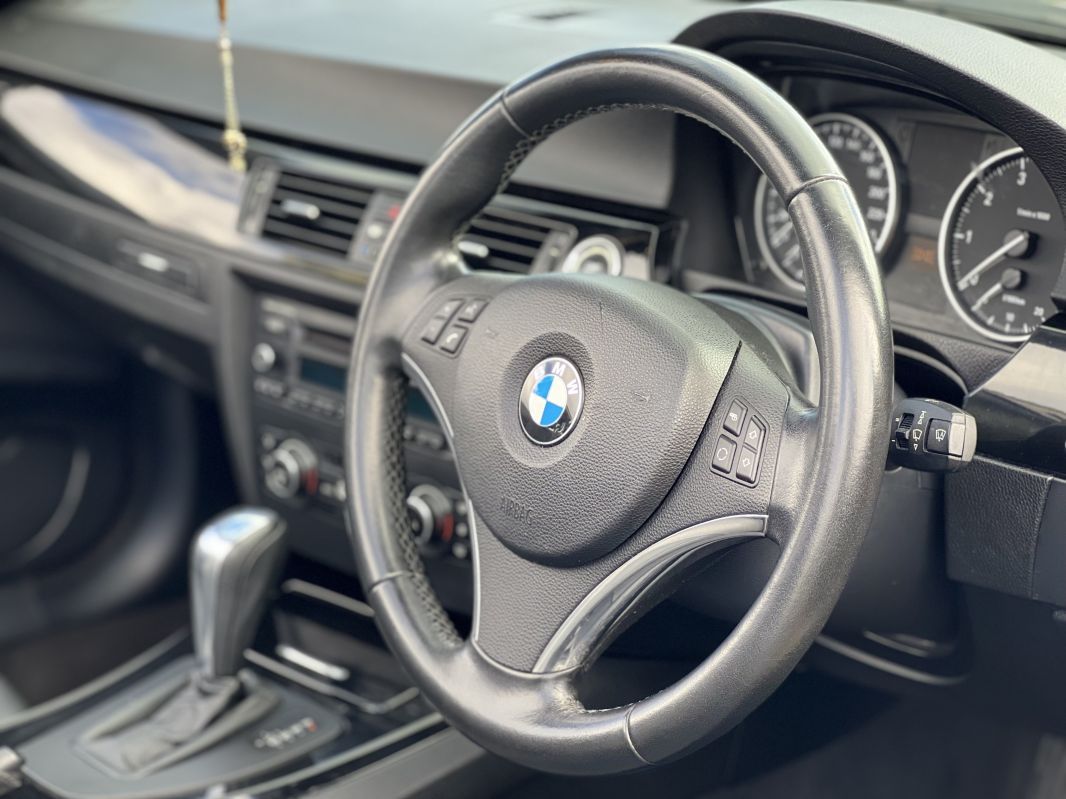BMW E93 320i in Mauritius