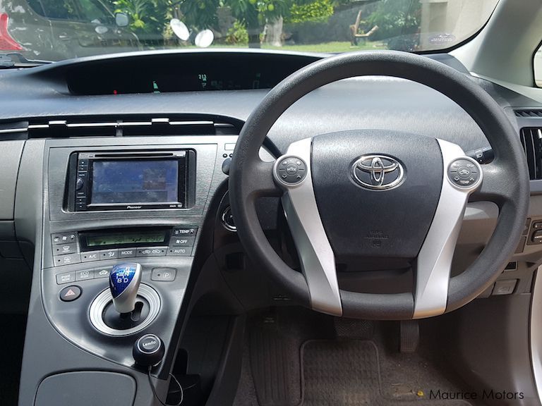 Toyota prius 1.8 hybrid in Mauritius