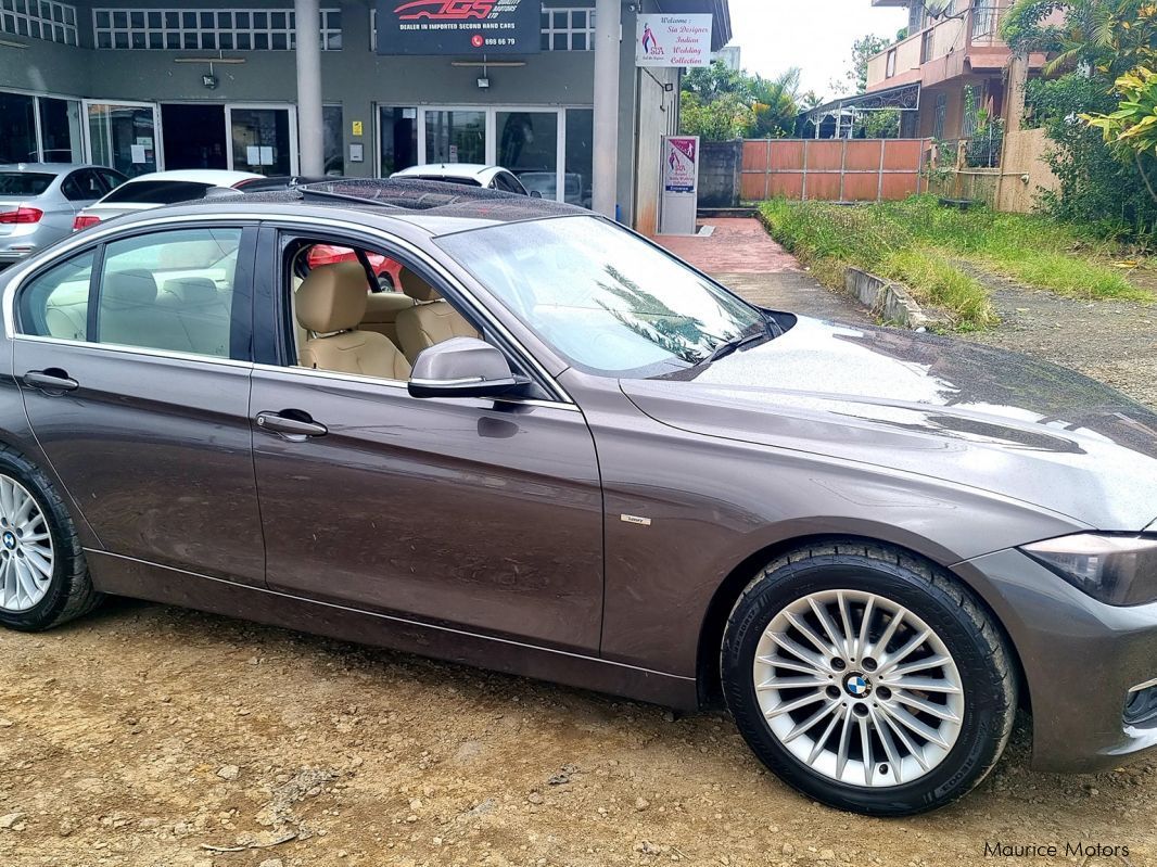 BMW 320i LUXURY PACK SUNROOF in Mauritius