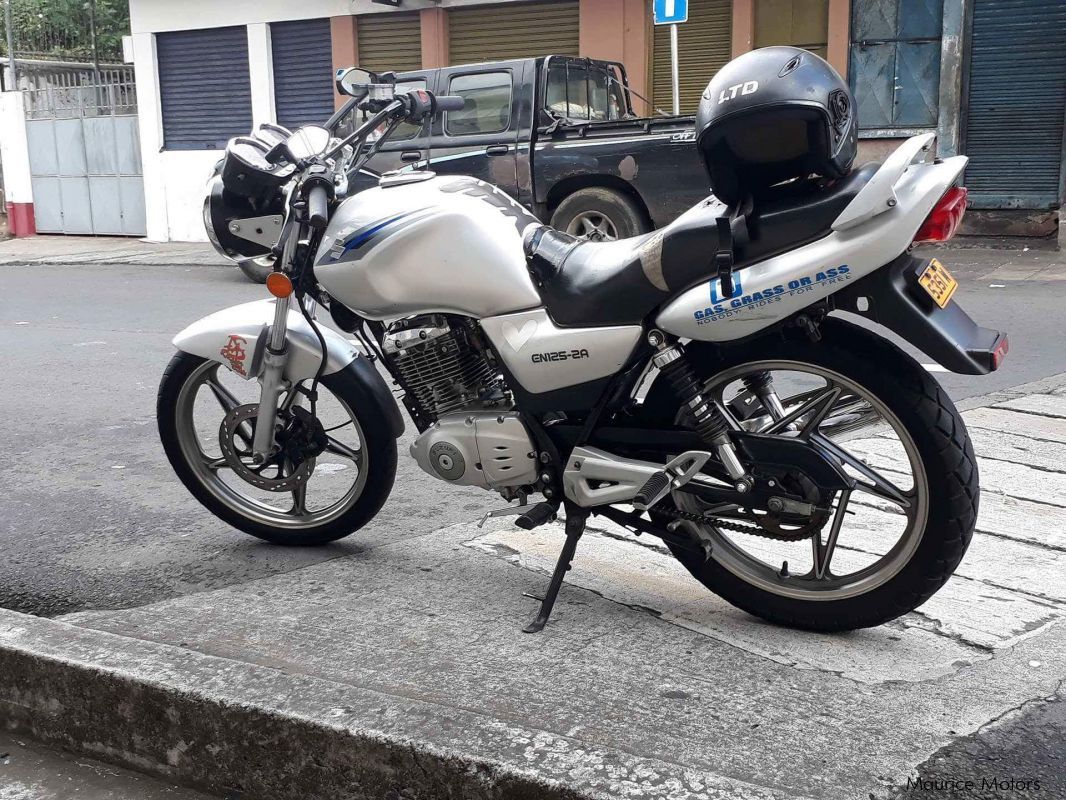 Suzuki EN 125 in Mauritius