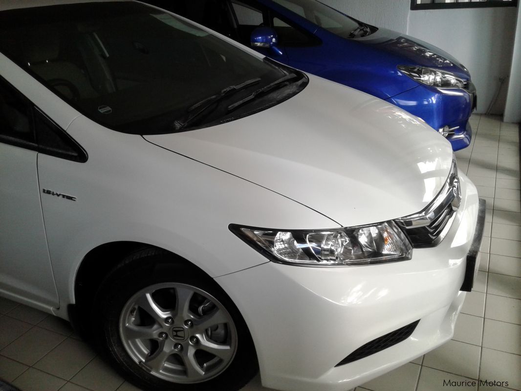 Honda CIVIC - i-VTEC - PEARL WHITE in Mauritius