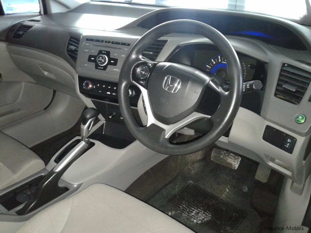 Honda CIVIC - i-VTEC - PEARL WHITE in Mauritius