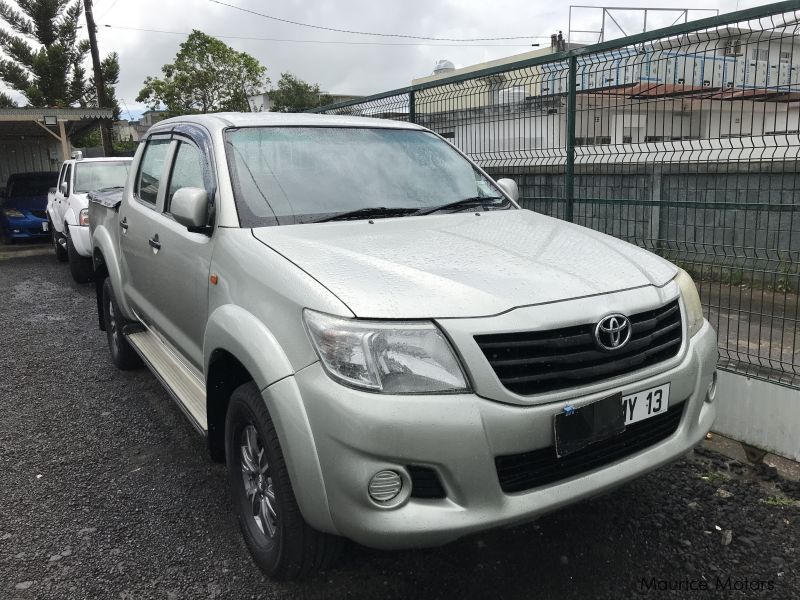 Toyota HILUX 4X4 - SILVER in Mauritius