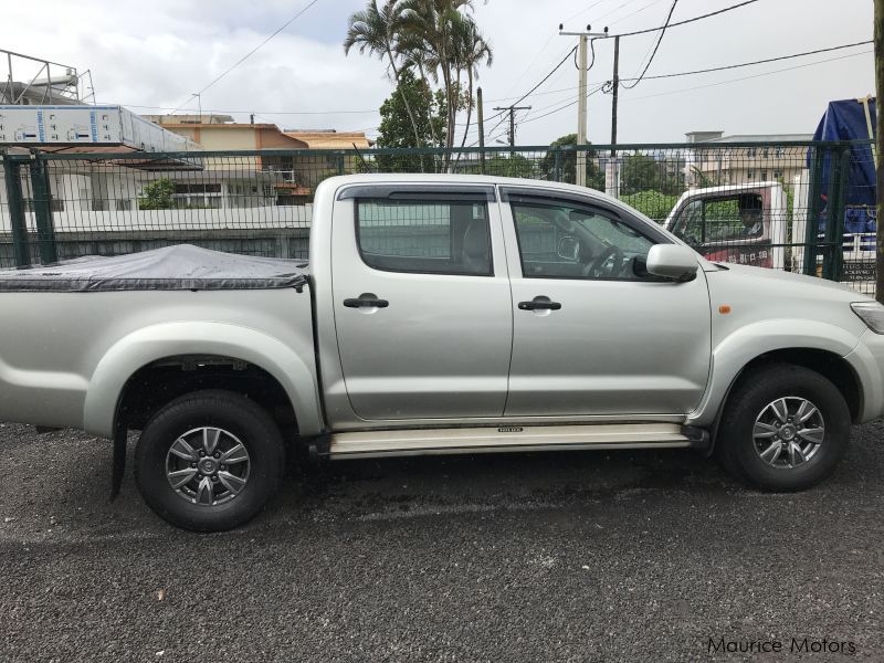 Toyota HILUX 4X4 - SILVER in Mauritius