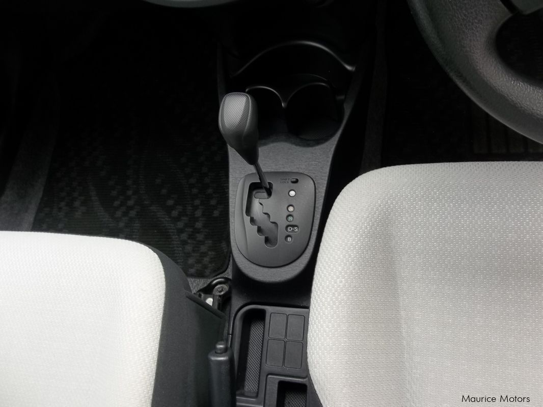 Used Toyota VITZ - PEARL WHITE  2013 VITZ - PEARL WHITE 