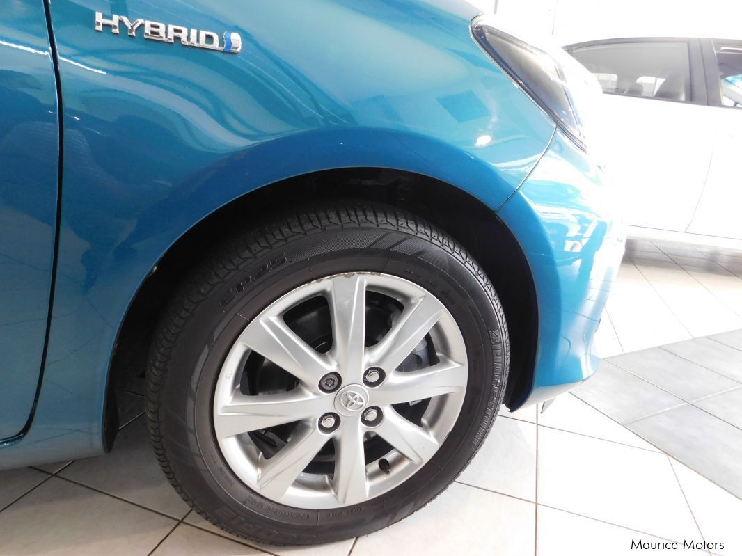 Toyota YARIS - HYBRID - BLUE GREEN in Mauritius