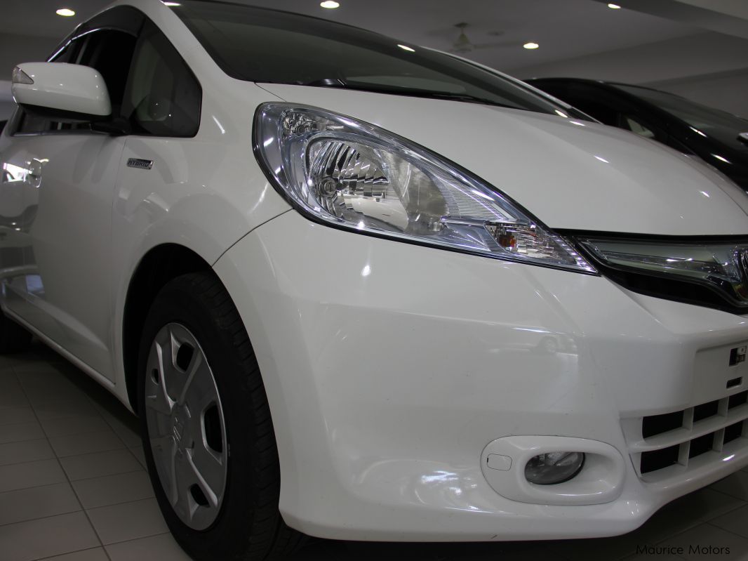 Honda FIT - HYBRID - WHITE in Mauritius