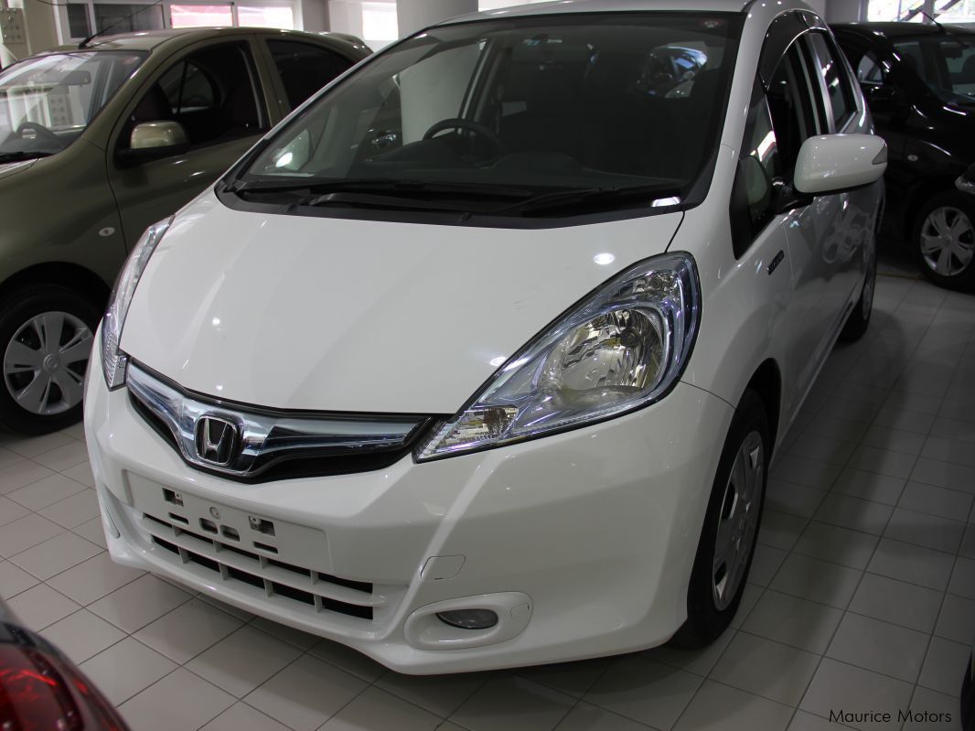 Honda FIT - HYBRID - WHITE in Mauritius