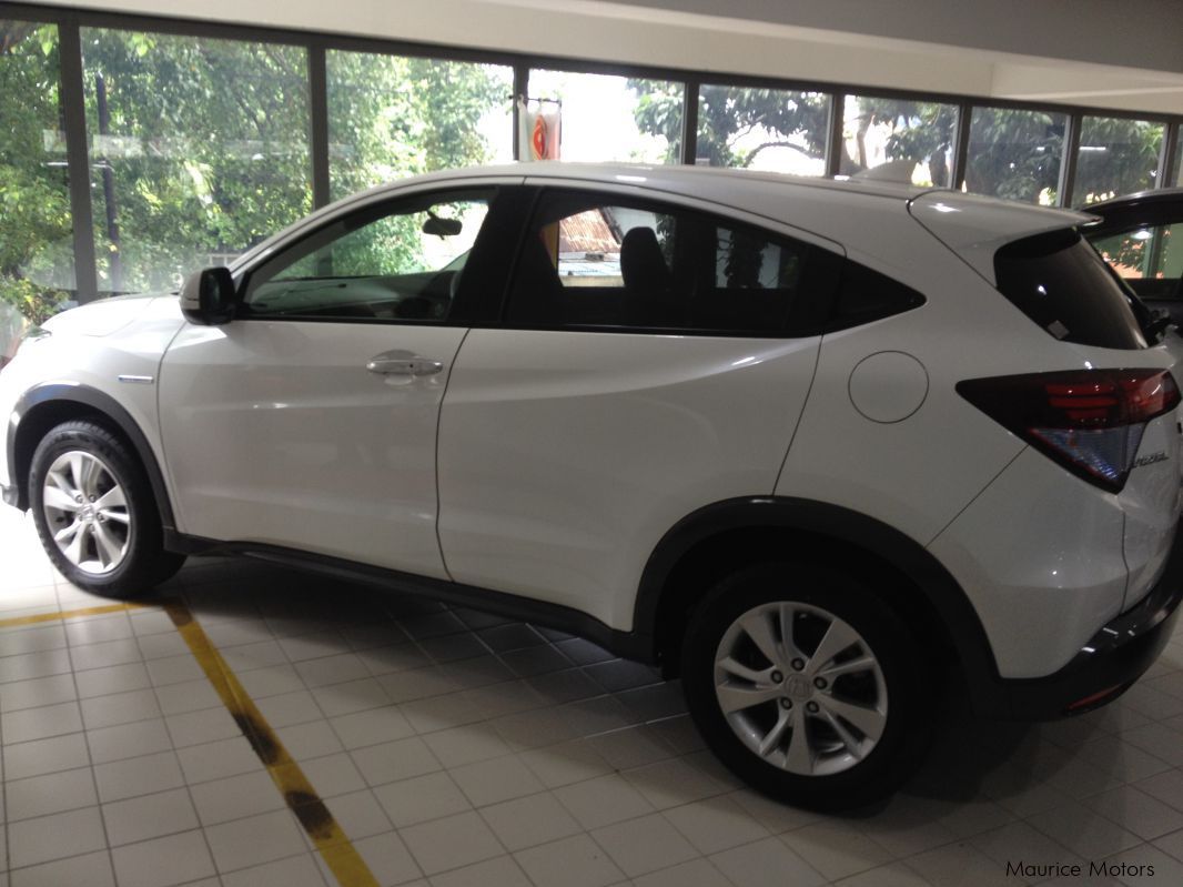 Honda VEZEL MODEL X - WHITE in Mauritius