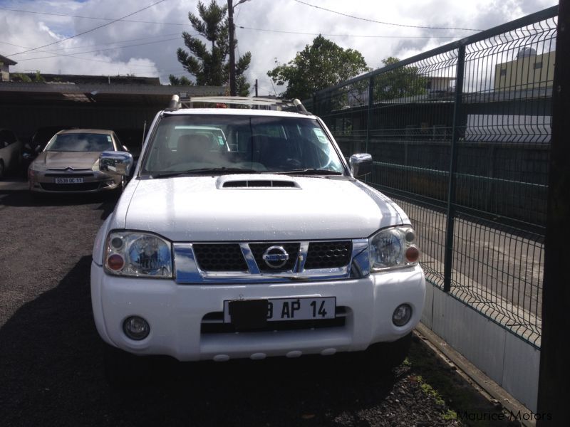 Nissan NP300 - 2.5 TURBO - WHITE in Mauritius