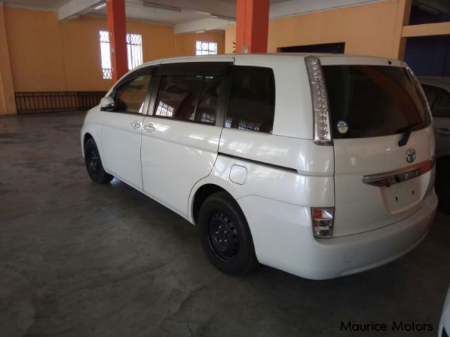 Toyota ISIS - WHITE in Mauritius