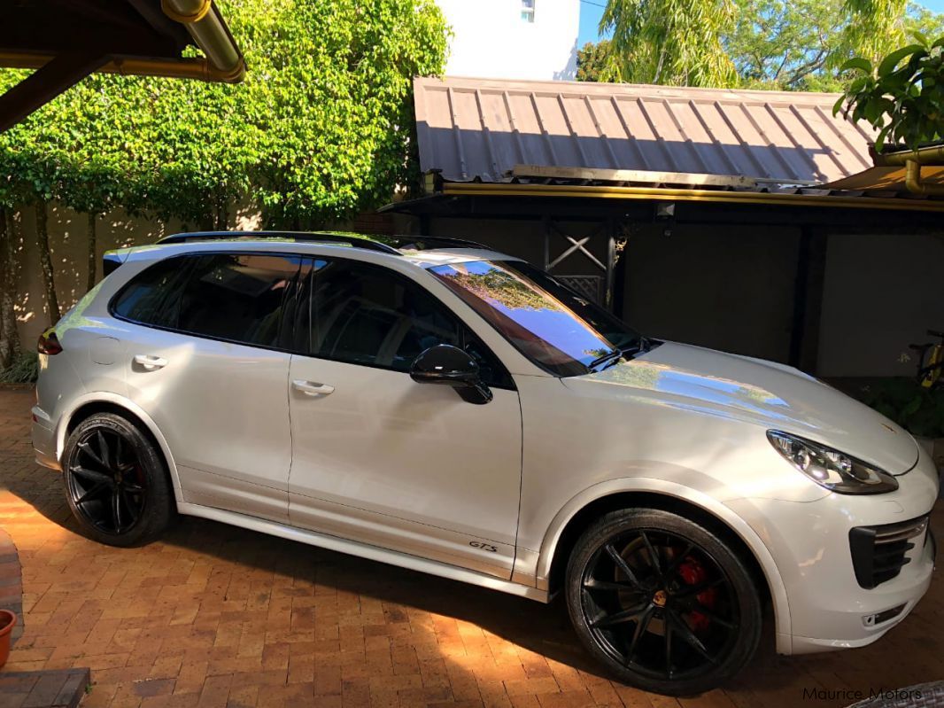 Porsche Cayennes in Mauritius