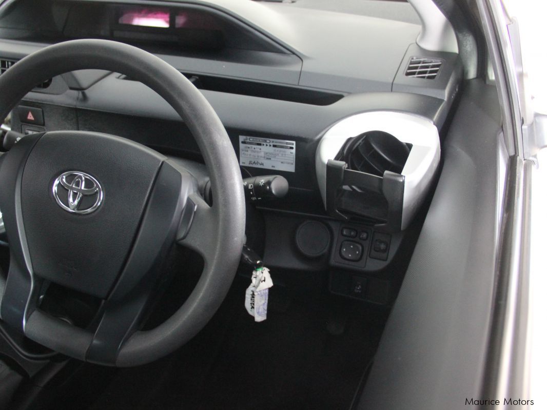 Toyota AQUA NEW SHAPE - SILVER HYBRID in Mauritius