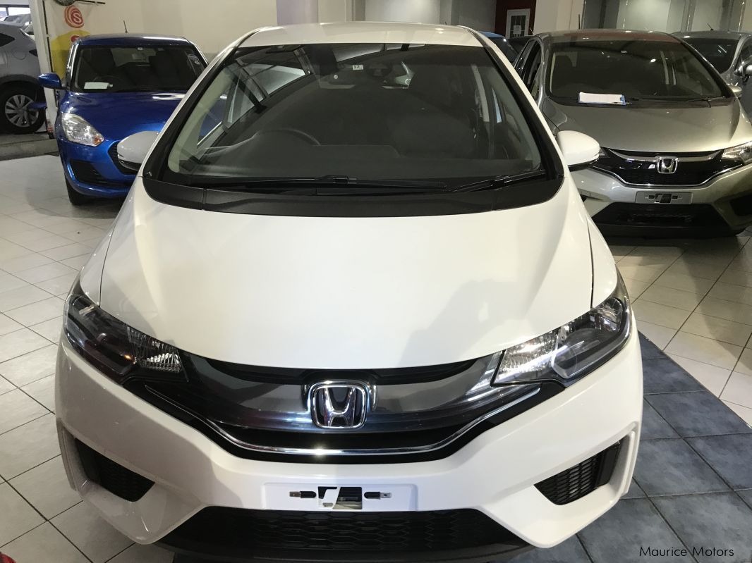 Honda FIT HYBRID WHITE in Mauritius