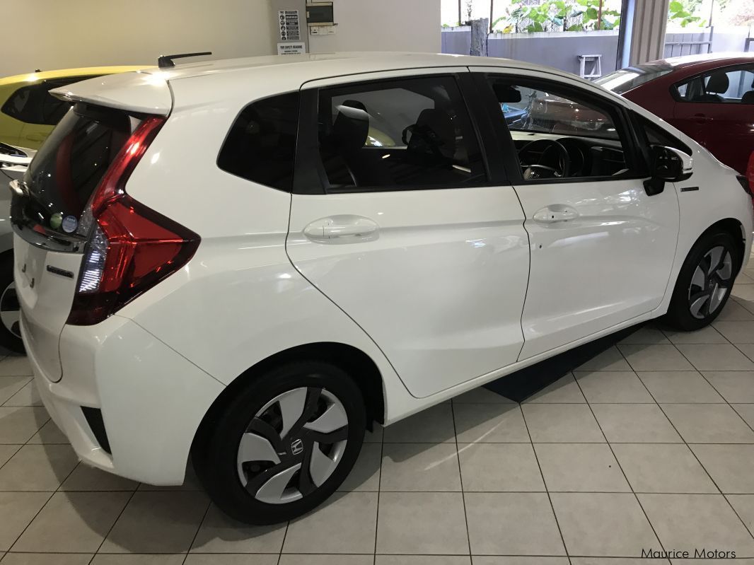 Honda FIT HYBRID WHITE in Mauritius