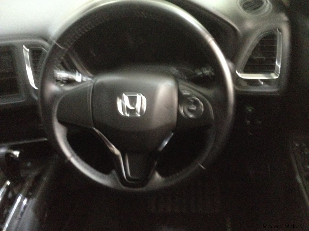 Honda VEZEL MODEL X - WHITE in Mauritius