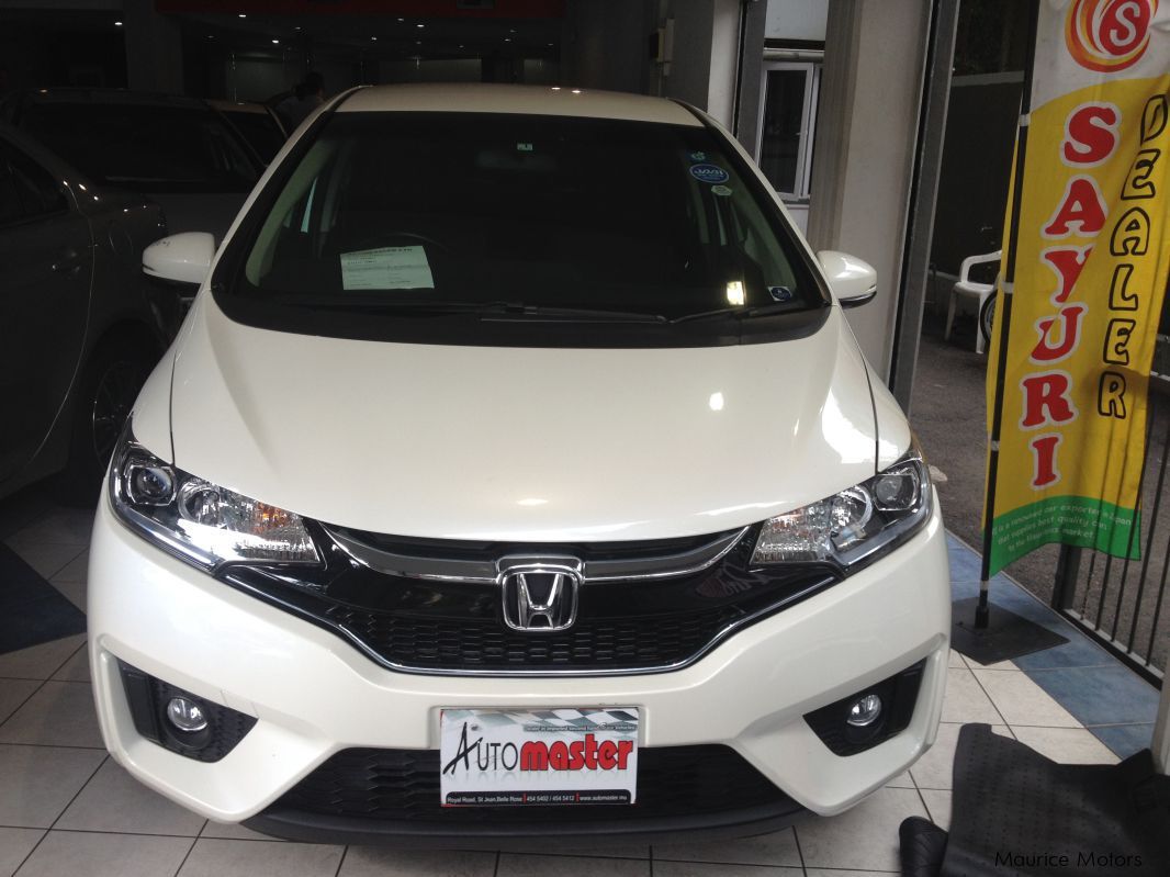 Honda FIT HYBRID - WHITE in Mauritius