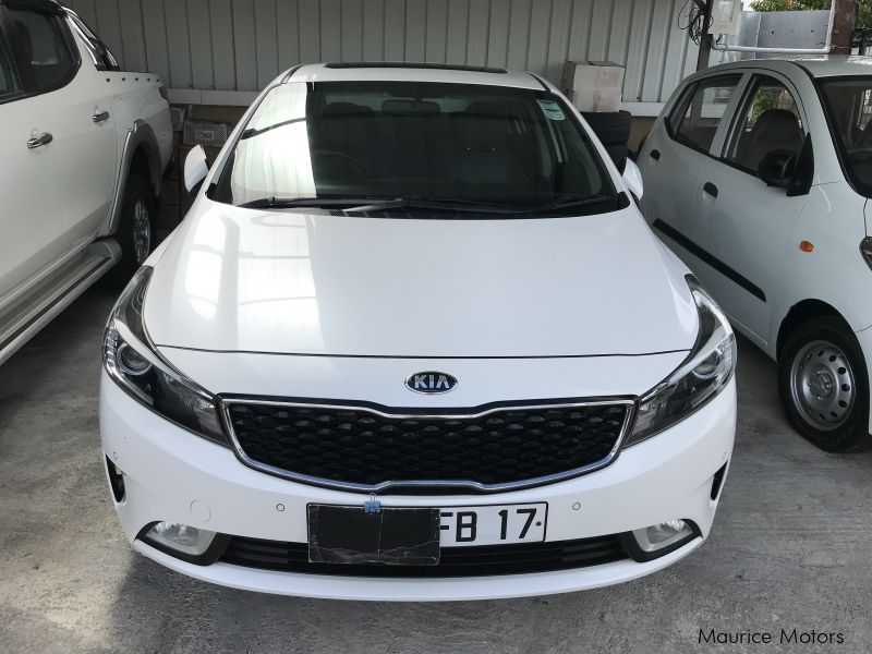 Kia CERATO - SUNROOF - WHITE in Mauritius