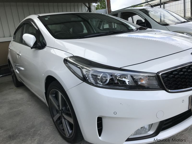 Kia CERATO - SUNROOF - WHITE in Mauritius