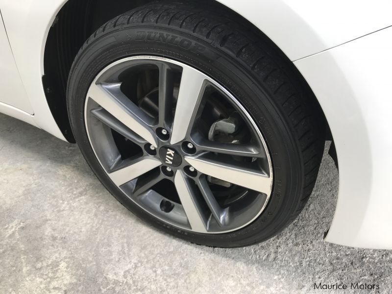 Kia CERATO - SUNROOF - WHITE in Mauritius