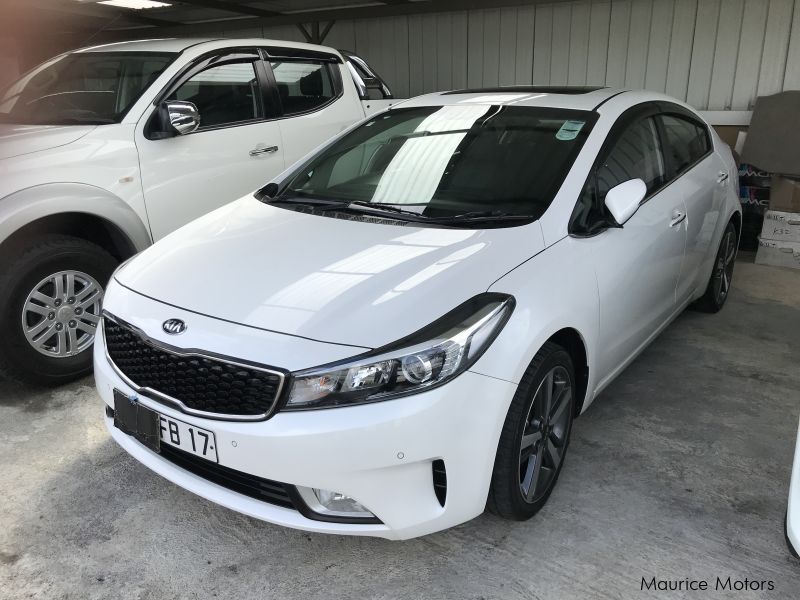 Kia CERATO - SUNROOF - WHITE in Mauritius