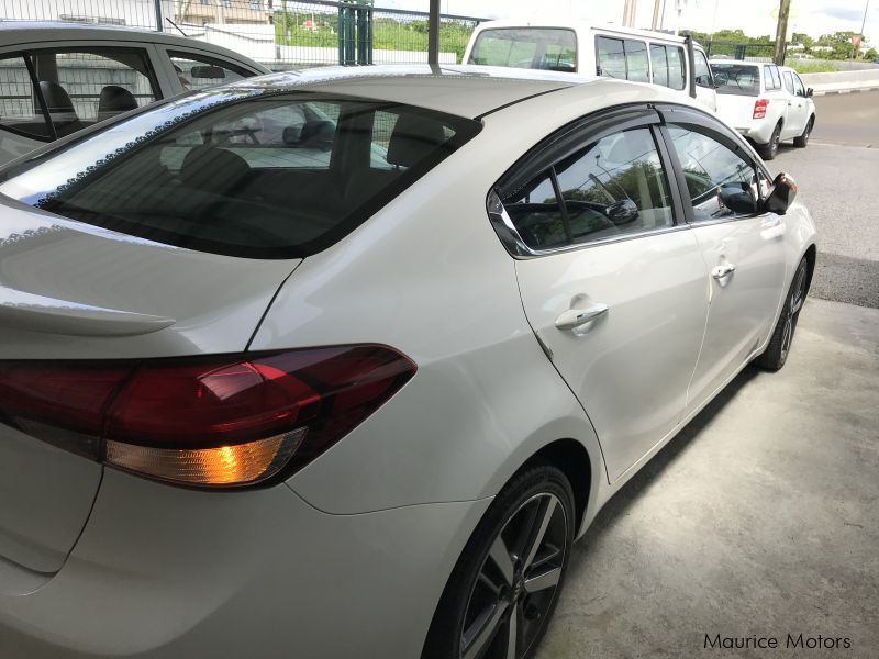 Kia CERATO - SUNROOF - WHITE in Mauritius