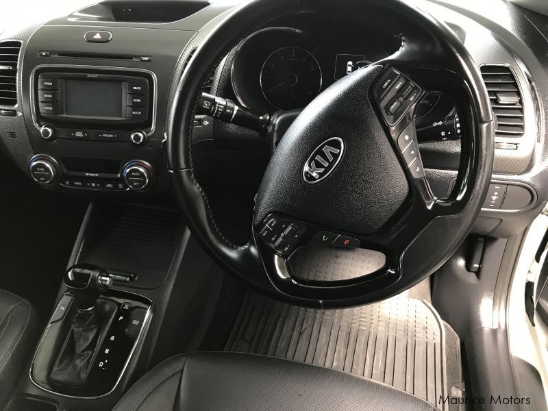 Kia CERATO - SUNROOF - WHITE in Mauritius