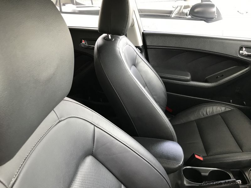 Kia CERATO - SUNROOF - WHITE in Mauritius