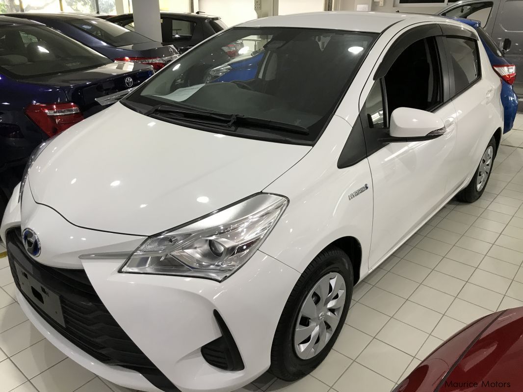 Toyota AQUA - WHITE in Mauritius