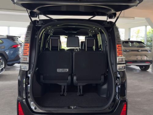 Toyota Voxy ZS Kirameki 3 in Mauritius