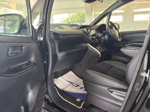 Toyota Voxy ZS Kirameki 3 in Mauritius